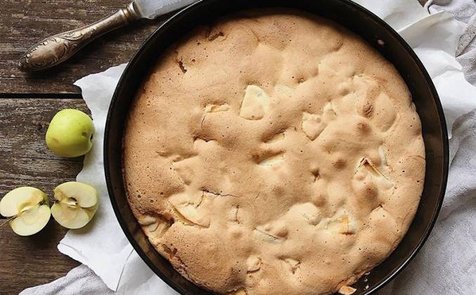 Шарлотка с яблоками с хрустящей корочкой в духовке рецепт