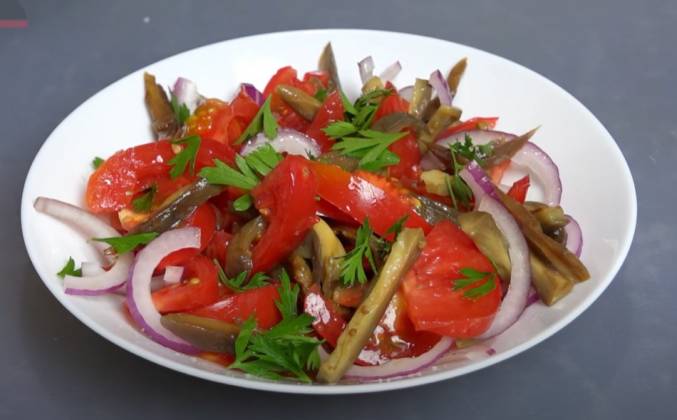 Салат с баклажанами, помидорами и луком рецепт