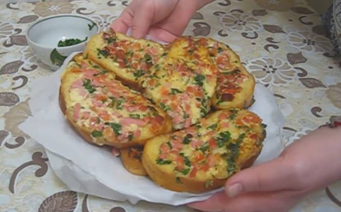 Горячие бутерброды с колбасой сыром и помидорами рецепт