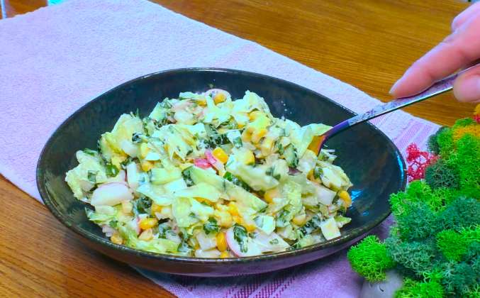 Салат с огурцами, редиской, яйцами и кукурузой рецепт